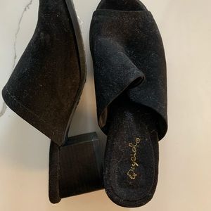 Lulu’s black heeled mule